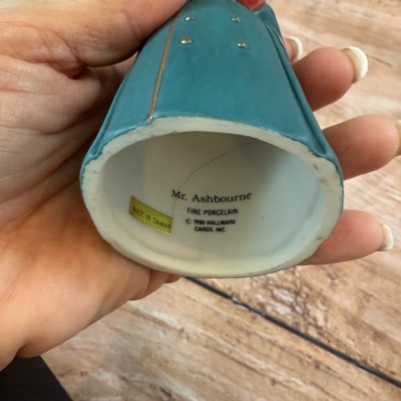 Vintage Hallmark Ornament Dickens Caroler Bell Mr Ashbourne 1990 Christmas Y2K - Picture 3 of 6